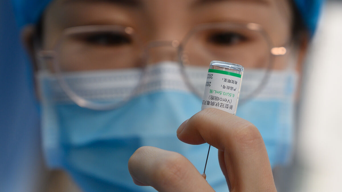 La desconfianza de los ciudadanos lastra el ritmo de vacunación en Rusia y China