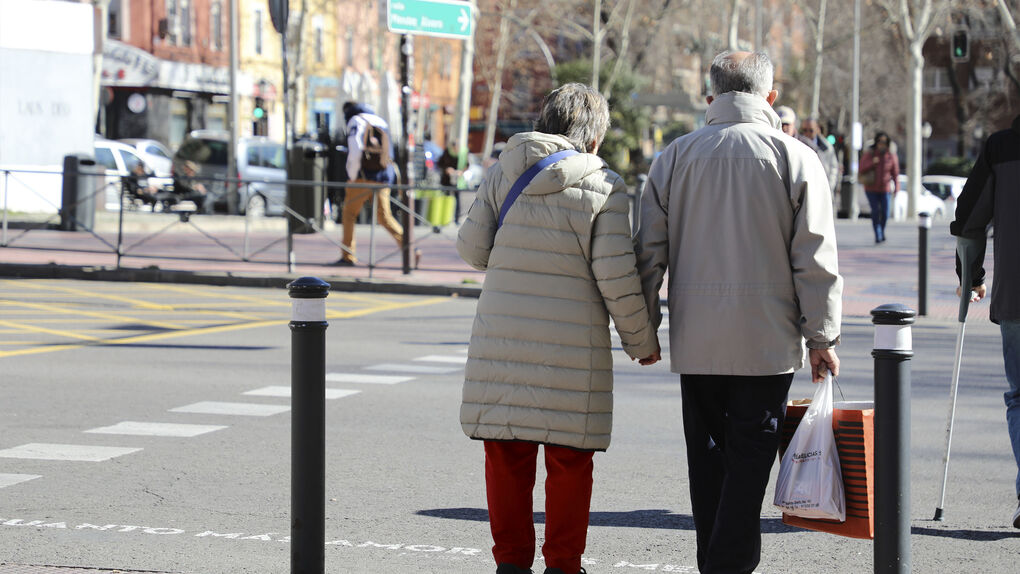Los jubilados a los 65 años cobran 1.333 euros, un 45% menos que los que se retiran a los 60
