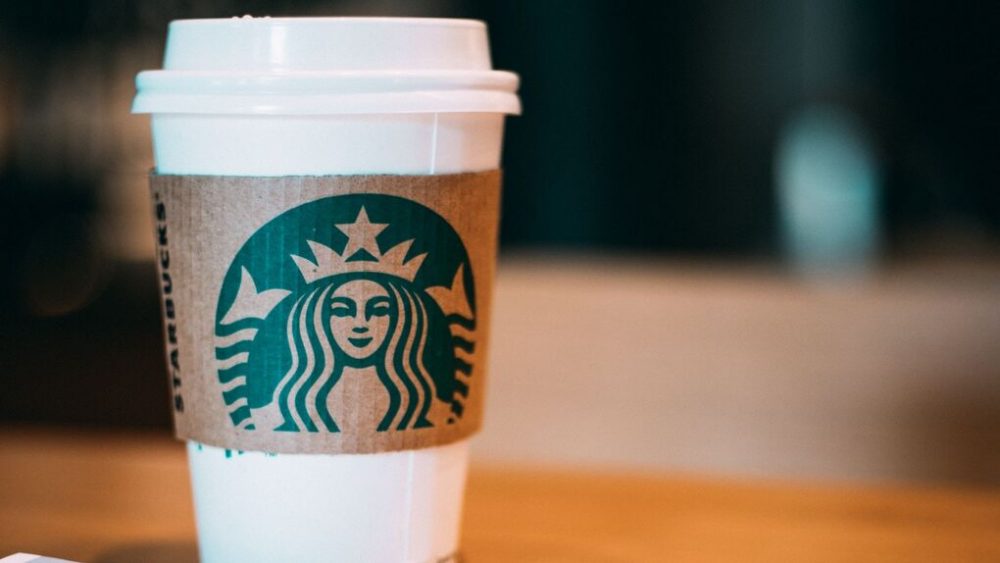 Nestlé venderá café y té de Starbucks tras acuerdo de 5