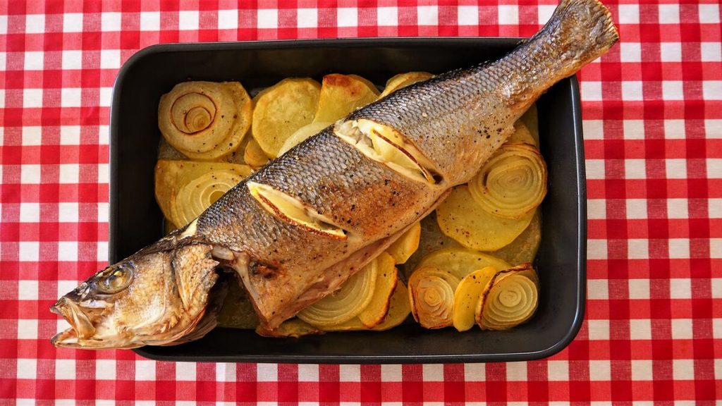 Lubina Al Horno Con Patatas Panaderas Y Cebolla, Una Receta Sencilla ...