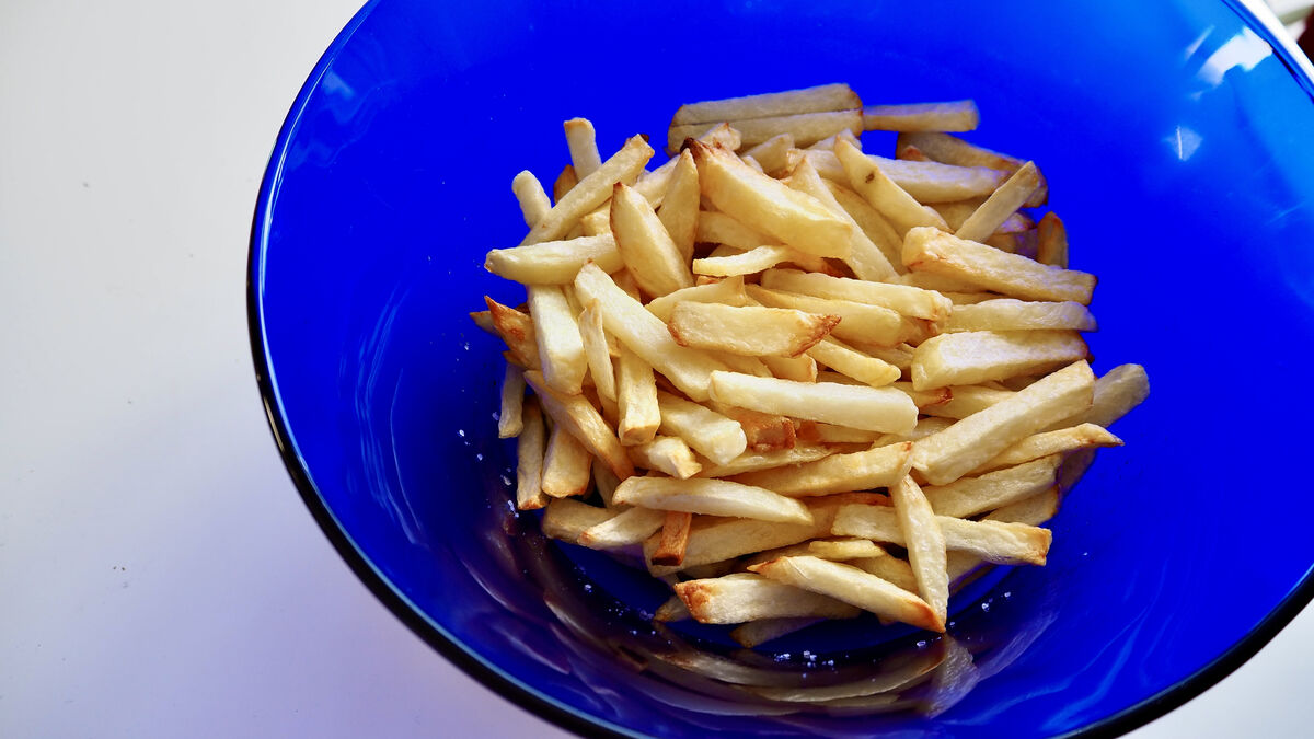 Patatas fritas en freidora de aire: ¿quedan igual de crujientes que fritas en aceite?