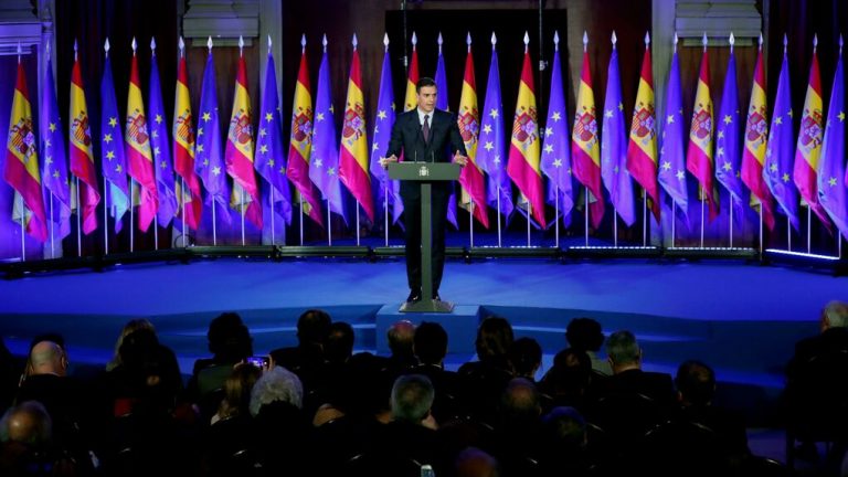 Pedro Sánchez Se Envuelve En 15 Banderas De España Para Dar Un Discurso