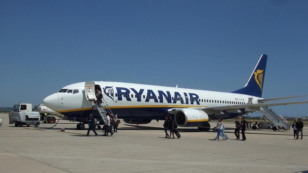Ryanair cambia su política equipaje y limita la subida de dos bultos al avión