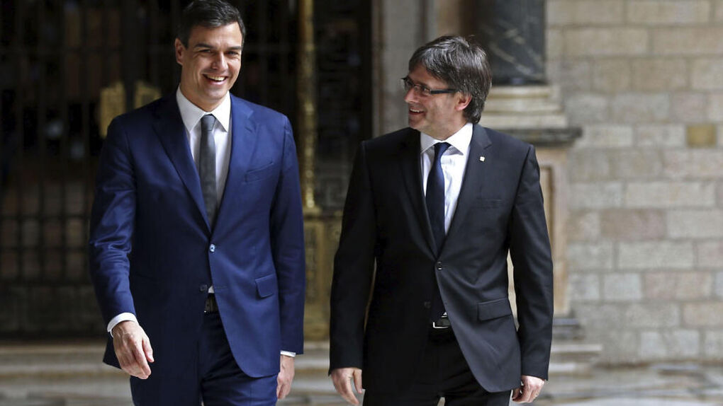 Pedro Sánchez y Carles Puigdemont, en el Palacio de la Generalitat