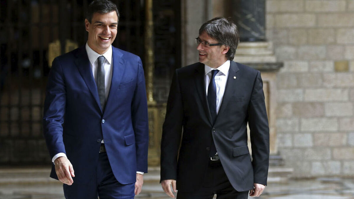 Pedro Sánchez (PSOE) y Carles Puigdemont (Junts), en el Palacio de la Generalitat.