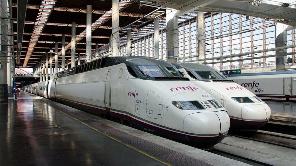 El Gobierno sigue priorizando el AVE pese a que la UE y la Airef piden