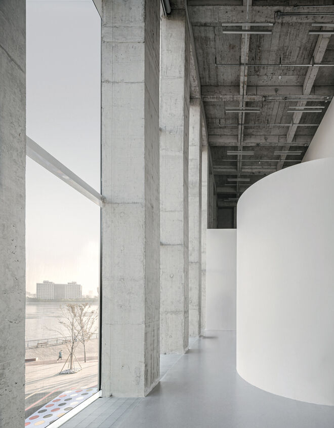 El West Bund Museum de Shangái (2013-2019) consta de tres volúmenes dispuestos en formación de rueda de alfiler en torno a un vestíbulo central.