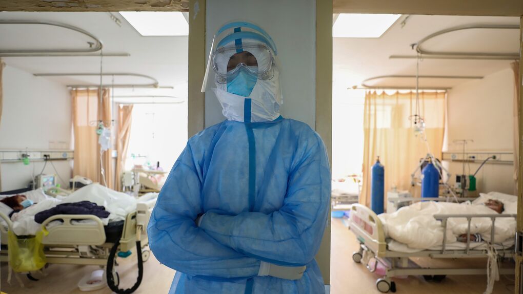 Anciano poniéndose una máscara médica en la cara para protegerse de la  pandemia de coronavirus.