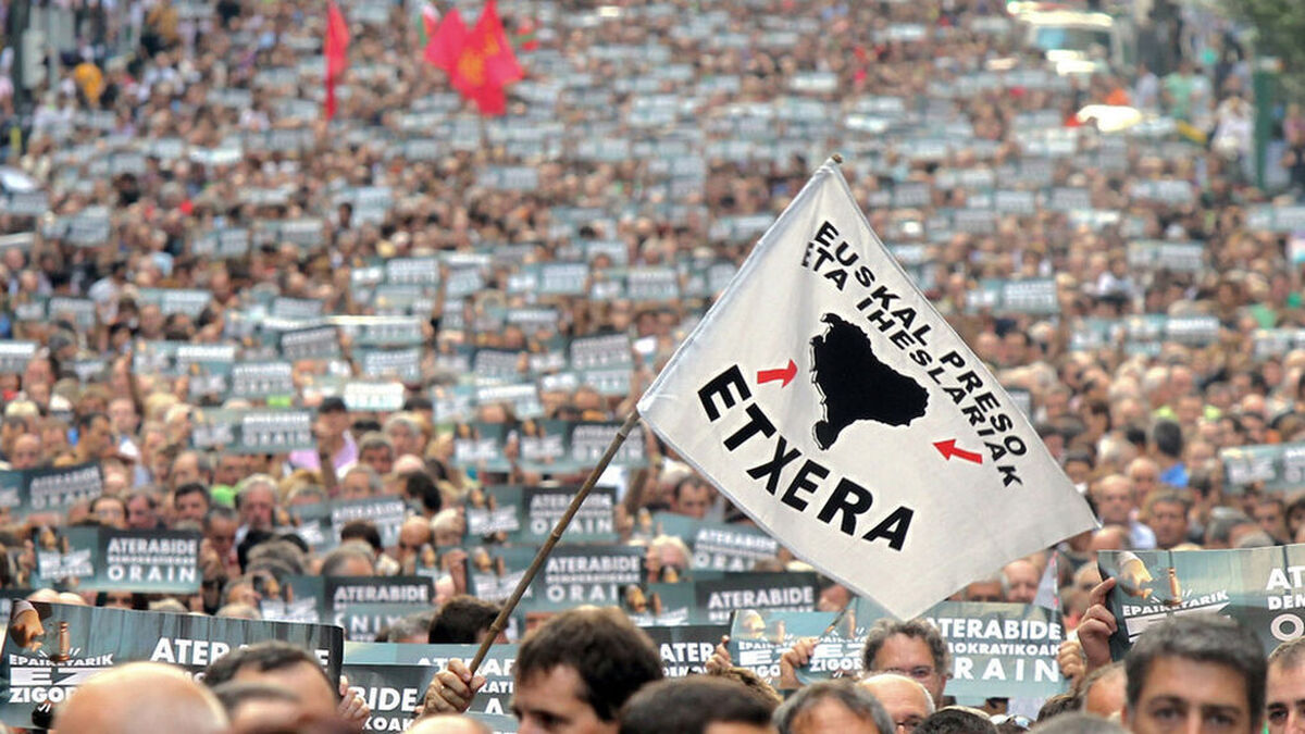 Una manifestación que pide que los presos de ETA vayan "a casa".
