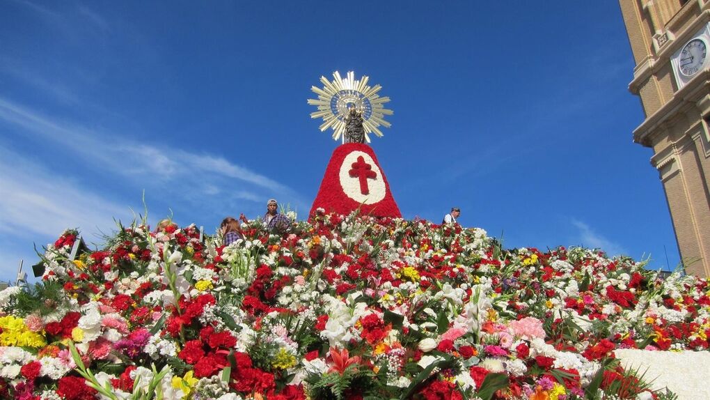 Más de 200.000 personas llevan flores a la Virgen del Pilar