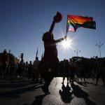 El Parlamento andaluz pide que se retiren banderas LGTBI o de la falange de sus despachos