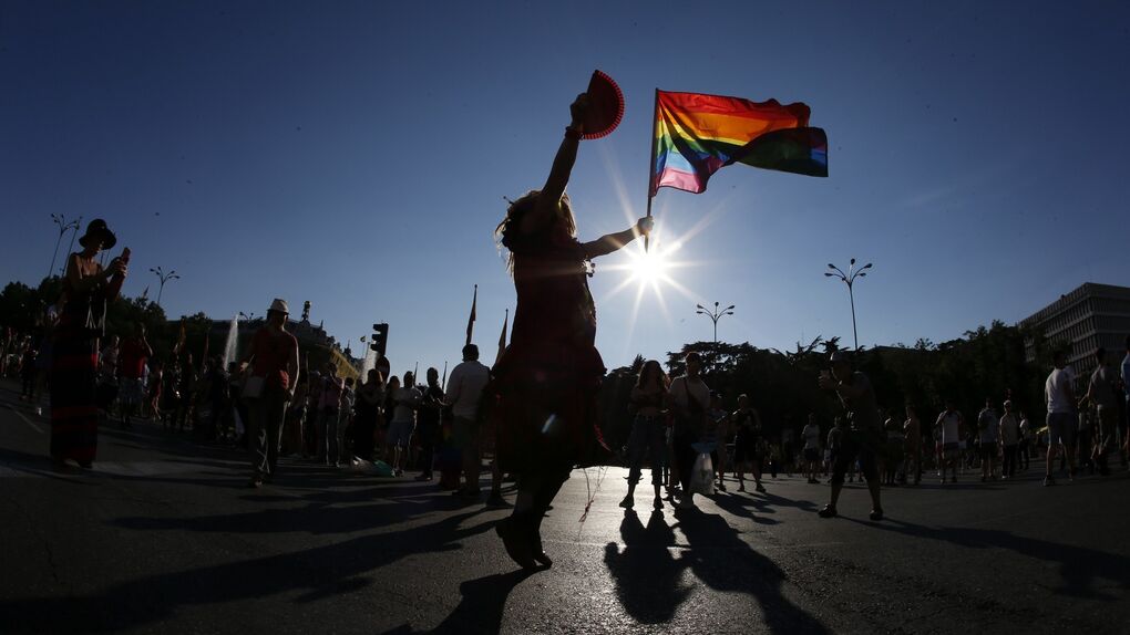 El Parlamento andaluz pide que se retiren banderas LGTBI o de la falange de sus despachos