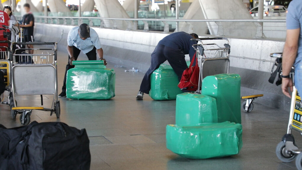 Bastante fecha Matemáticas Las mafias del plástico en Barajas en 60'': carreras para embalar tu  equipaje