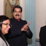 El presidente de Venezuela, Nicolás Maduro, acompañado de la presidenta de la Asamblea Nacional Constituyente, Delcy Rodríguez, y el presidente del Parlamento del Mercosur, Arlindo Chinaglia.