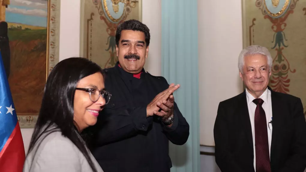El presidente de Venezuela, Nicolás Maduro, acompañado de la presidenta de la Asamblea Nacional Constituyente, Delcy Rodríguez, y el presidente del Parlamento del Mercosur, Arlindo Chinaglia.