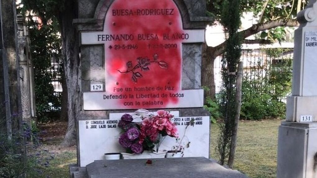 La tumba de Fernando Buesa vandalizada con pintura roja en 2020