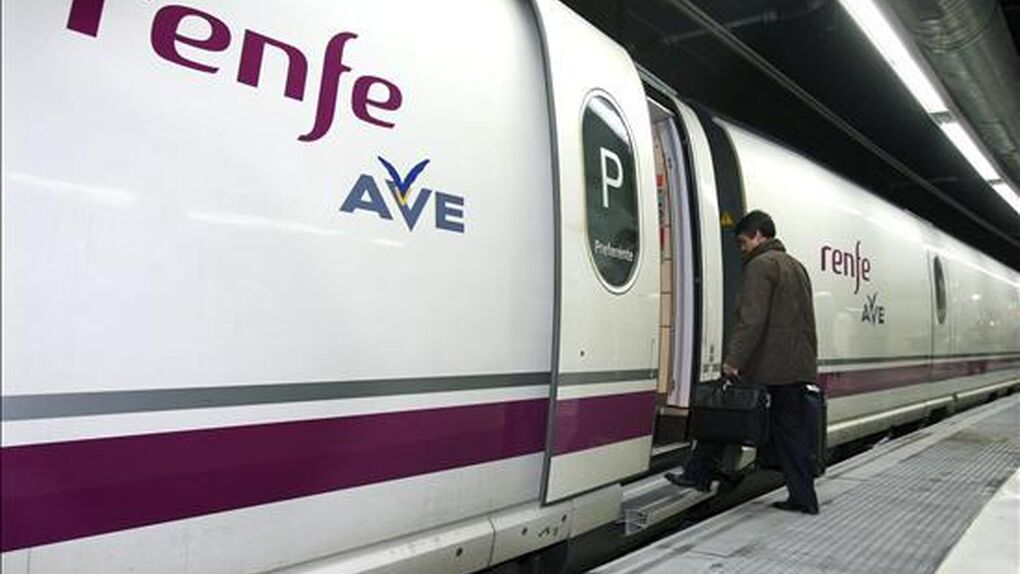 Un viajero embarca en un tren AVE de Renfe