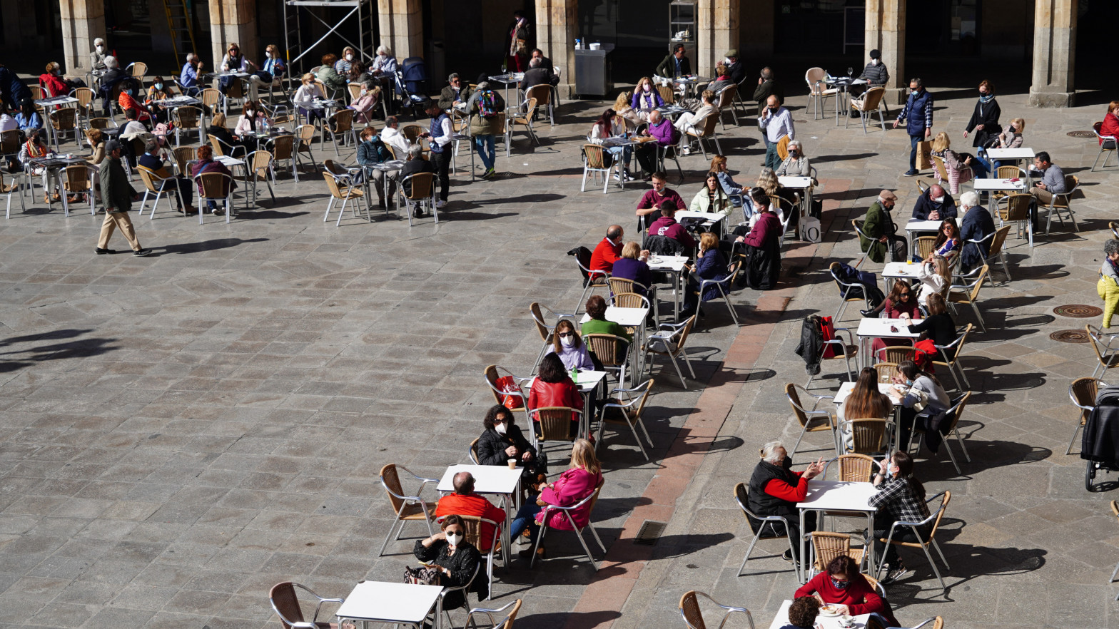 Varias personas en la terraza de un restaurante en Salamanca