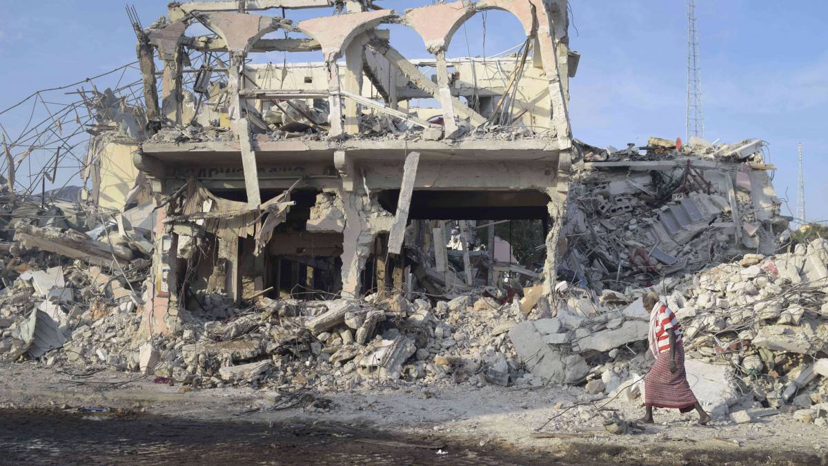 Al menos 20 muertos y 40 heridos en un ataque terrorista con coche bomba en Somalia