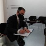 El conseller de Movilidad y Vivienda, Josep Marí, firma la primera resolución de expropiación de viviendas de grandes propietarios.