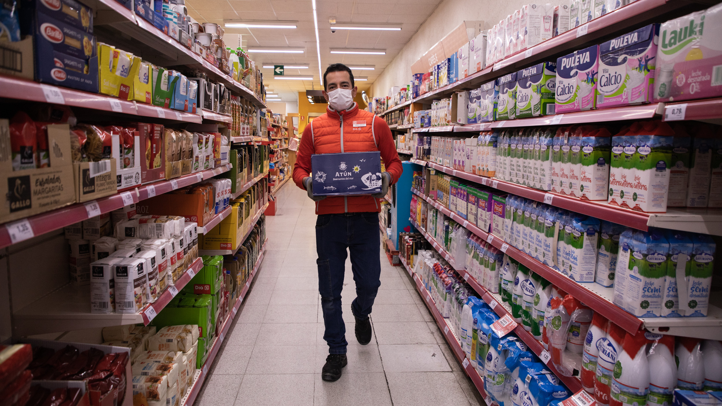 Daniel Méndez repone productos en el supermercado