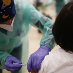 Una profesional farmacéutica recibe la vacuna contra la covid-19.