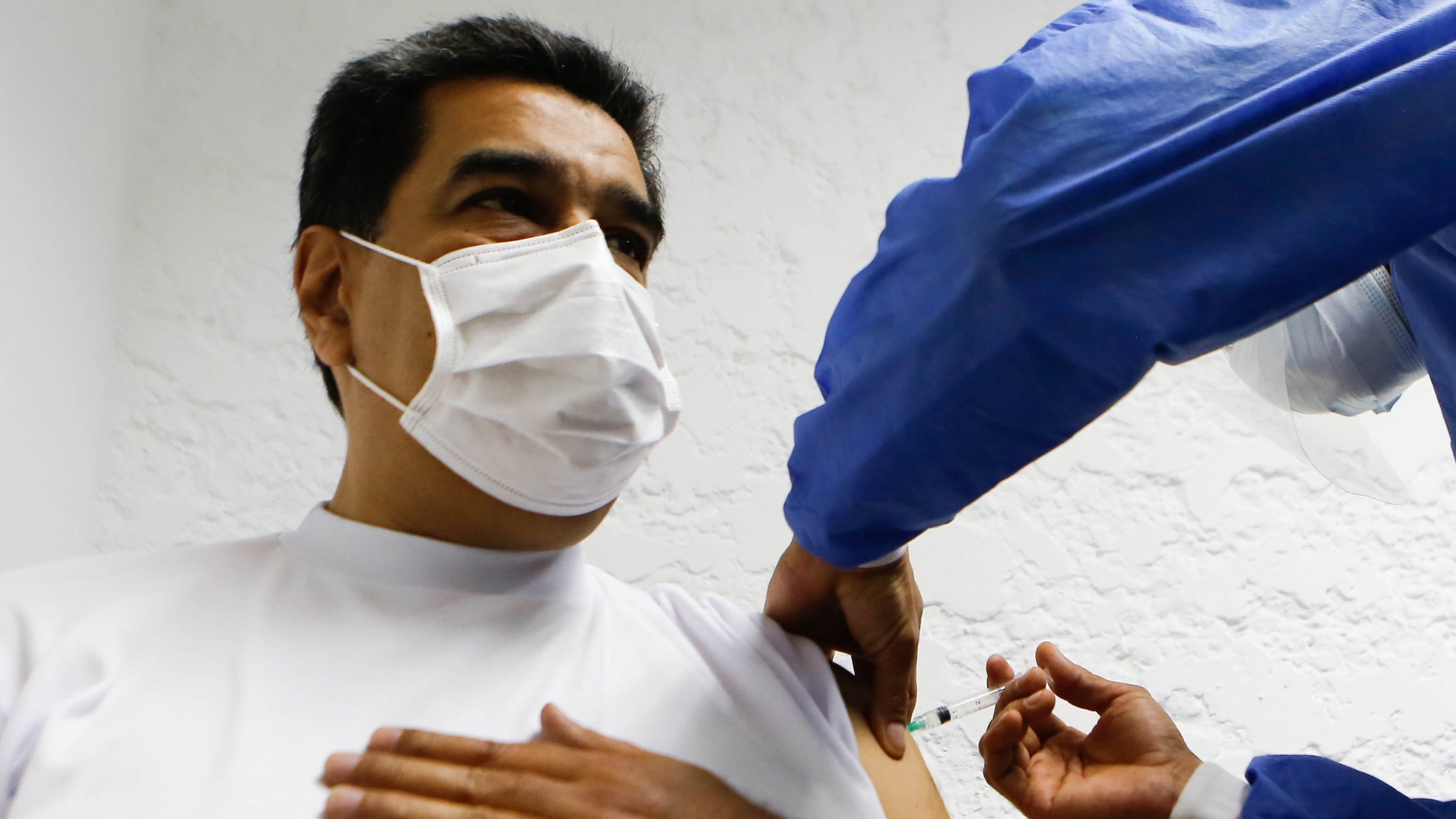 Maduro recibe la primera dosis de la vacuna rusa contra el coronavirus