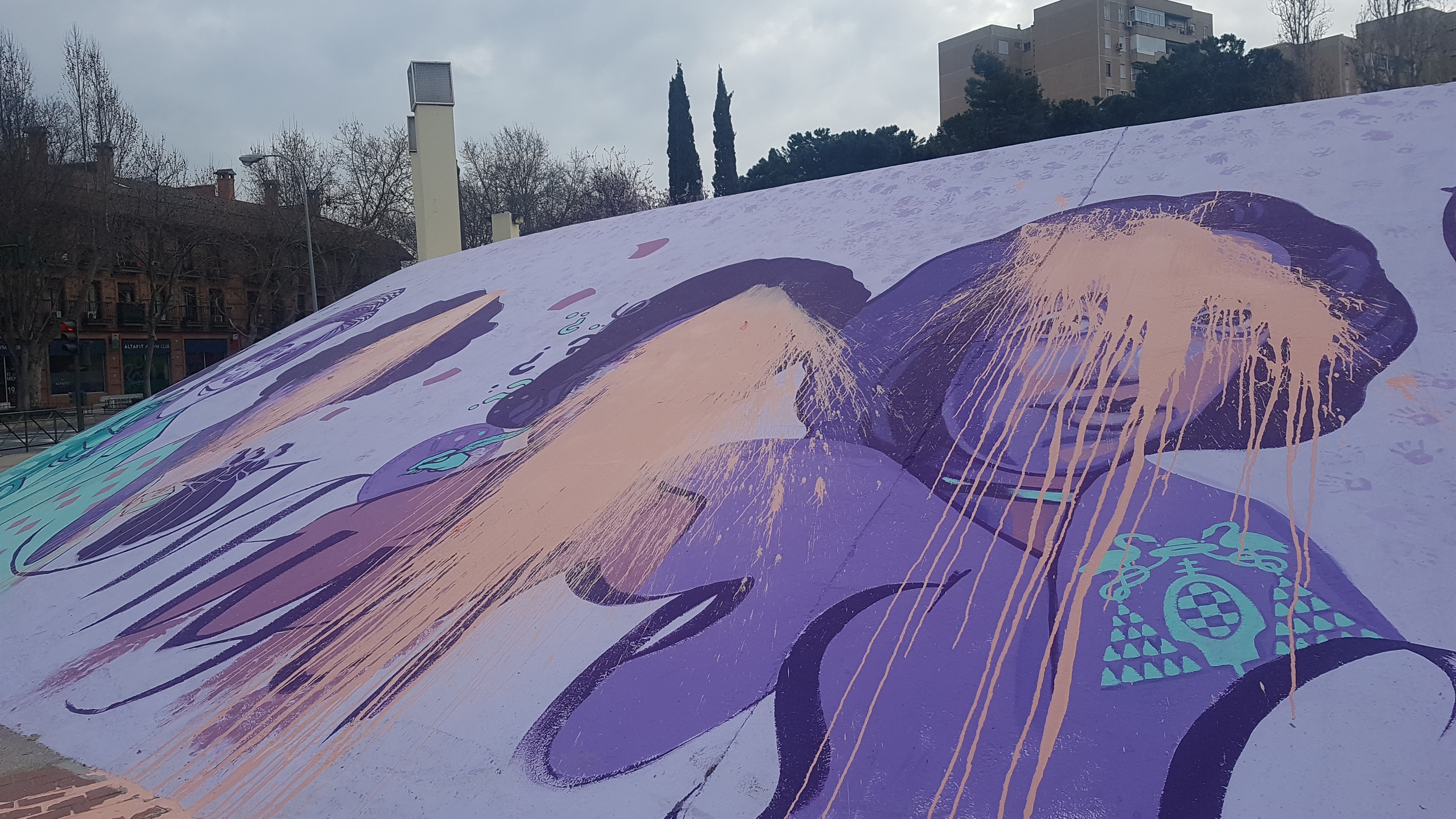 Vandalizan en Alcalá de Henares la réplica del mural feminista de Ciudad Lineal