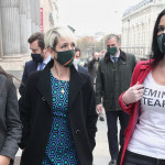 La diputada de Vox Carla Toscano junto a dos compañeras de partido con la camiseta Feminist Tears