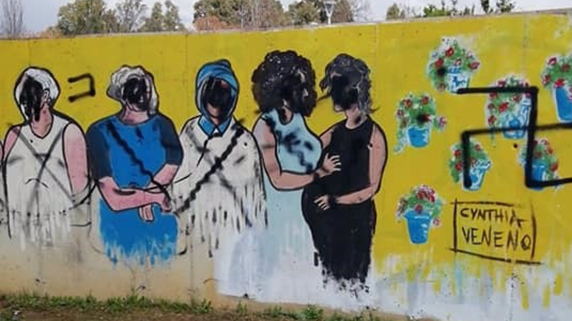 Pintadas en el mural feminista del Parque Moret de Huelva.