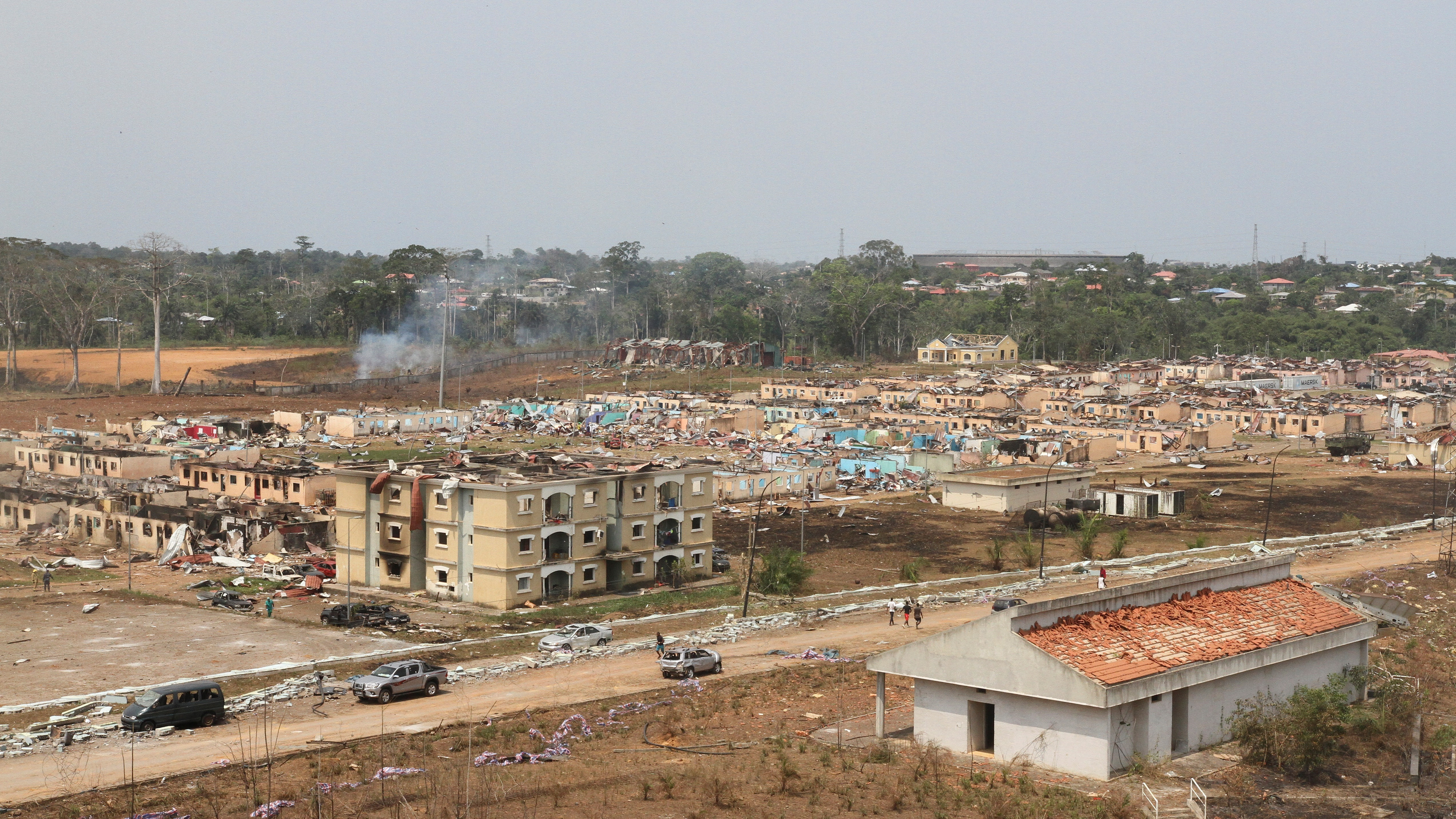 Vista del campo de Bata, momentos después de la explosión