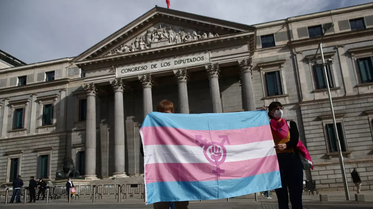 El desabastecimiento de un medicamento hormonal sacude al colectivo trans en España