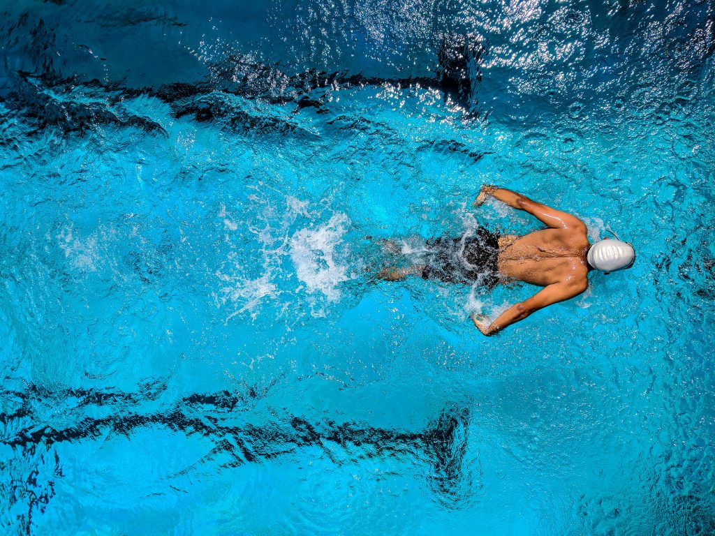 Un nadador en una piscina. 