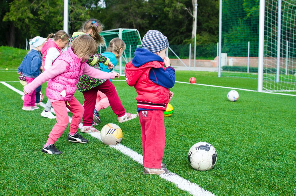 Un grupo de niños jugando al fútbol