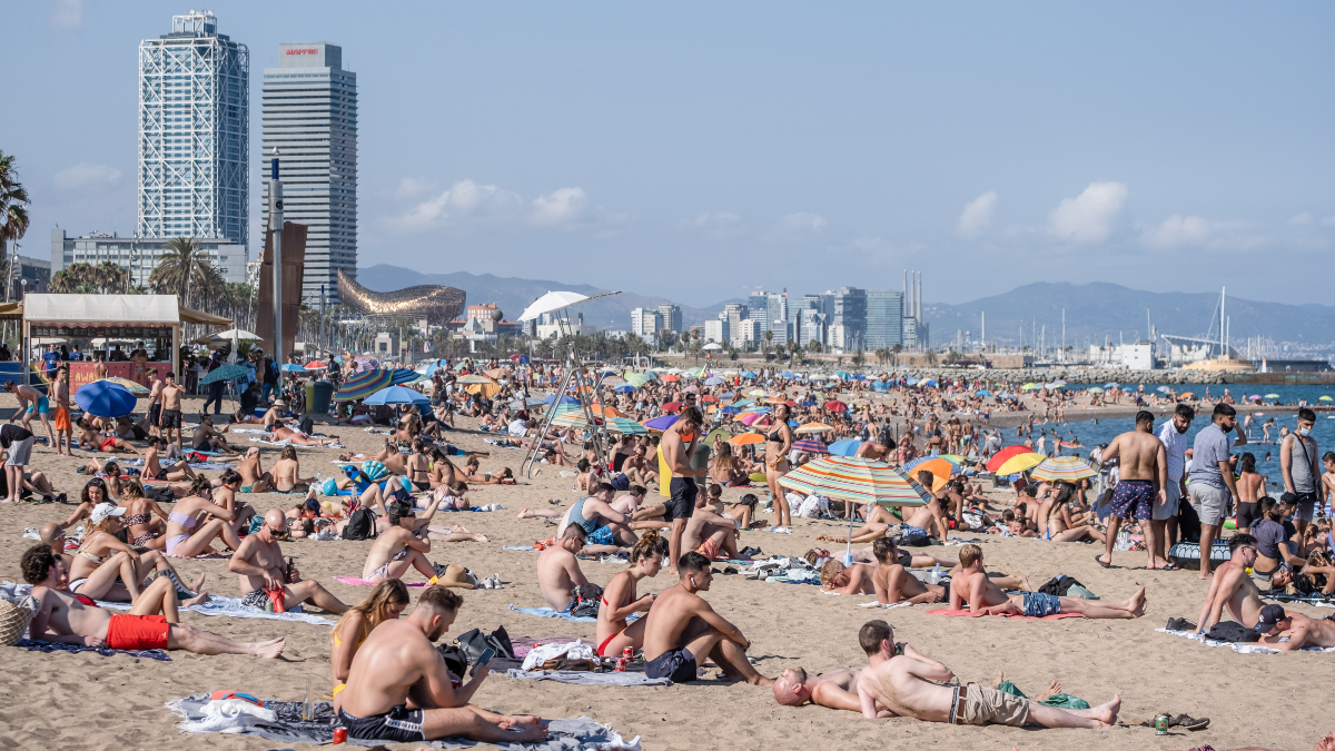 Playas y terrazas llenas en Cataluña con el relajamiento de las restricciones