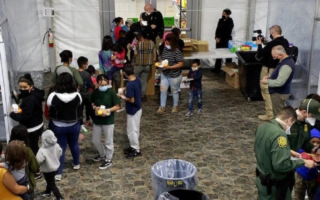 Imágenes de los centros de menores migrantes no acompañados compartidas por el Gobierno de Biden y Harris.