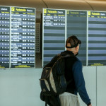 Un hombre camina con una mochila en la terminal T4 del Aeropuerto Adolfo Suárez Madrid-Barajas.