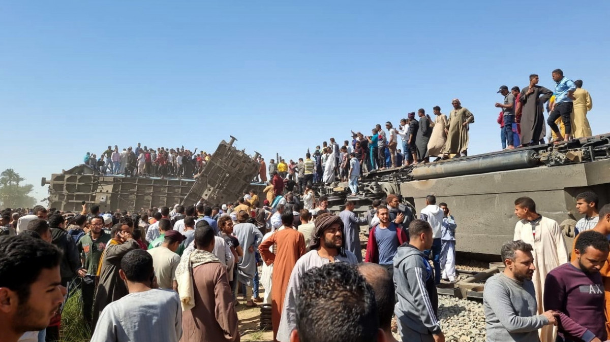 Mueren más de 30 personas tras chocar dos trenes en el centro de Egipto