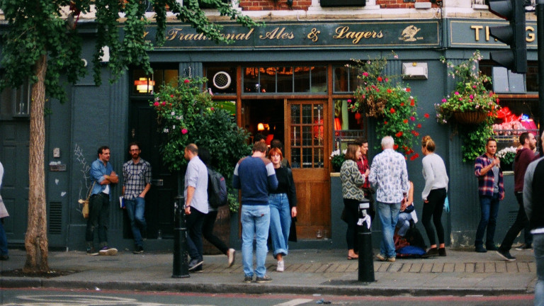 Londres estudia si los pubs británicos deben exigir certificados de vacunas contra la covid ...