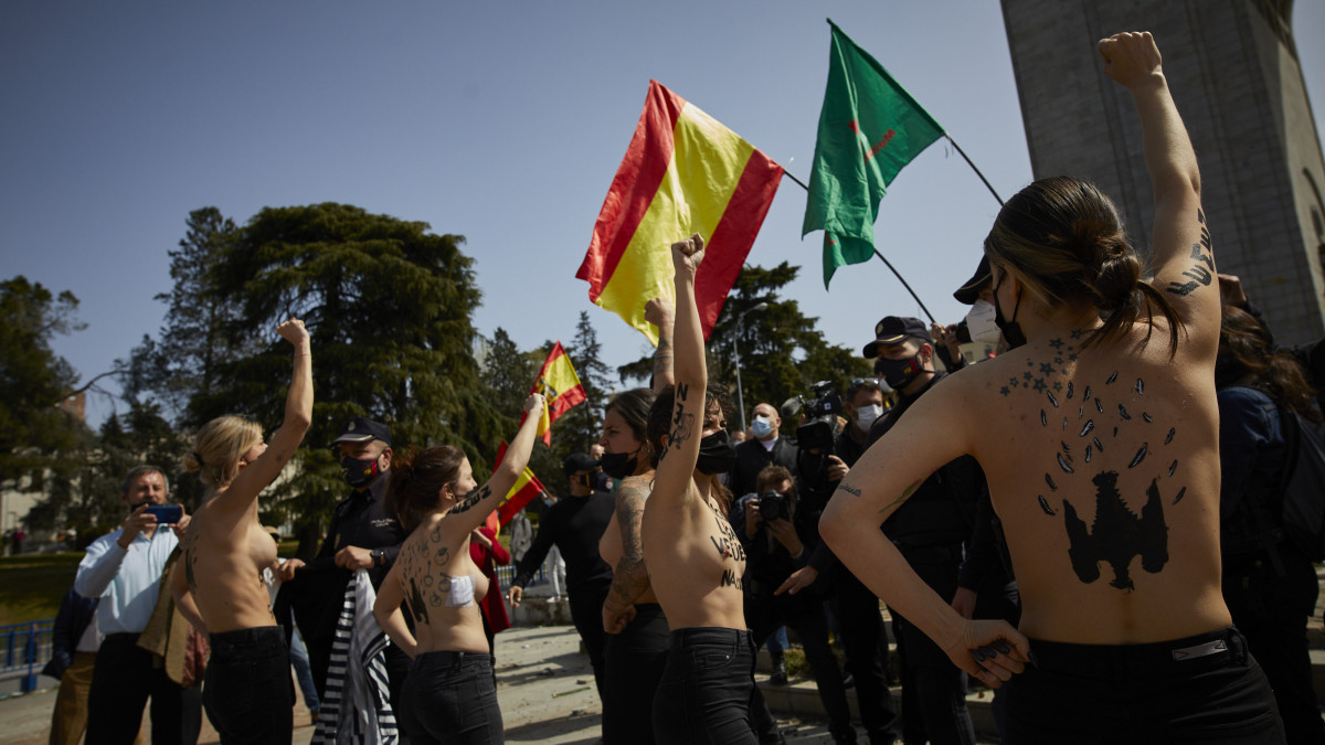 Activistas de Femen y partidarios de Franco se han enfrentado este domingo en Madrid.