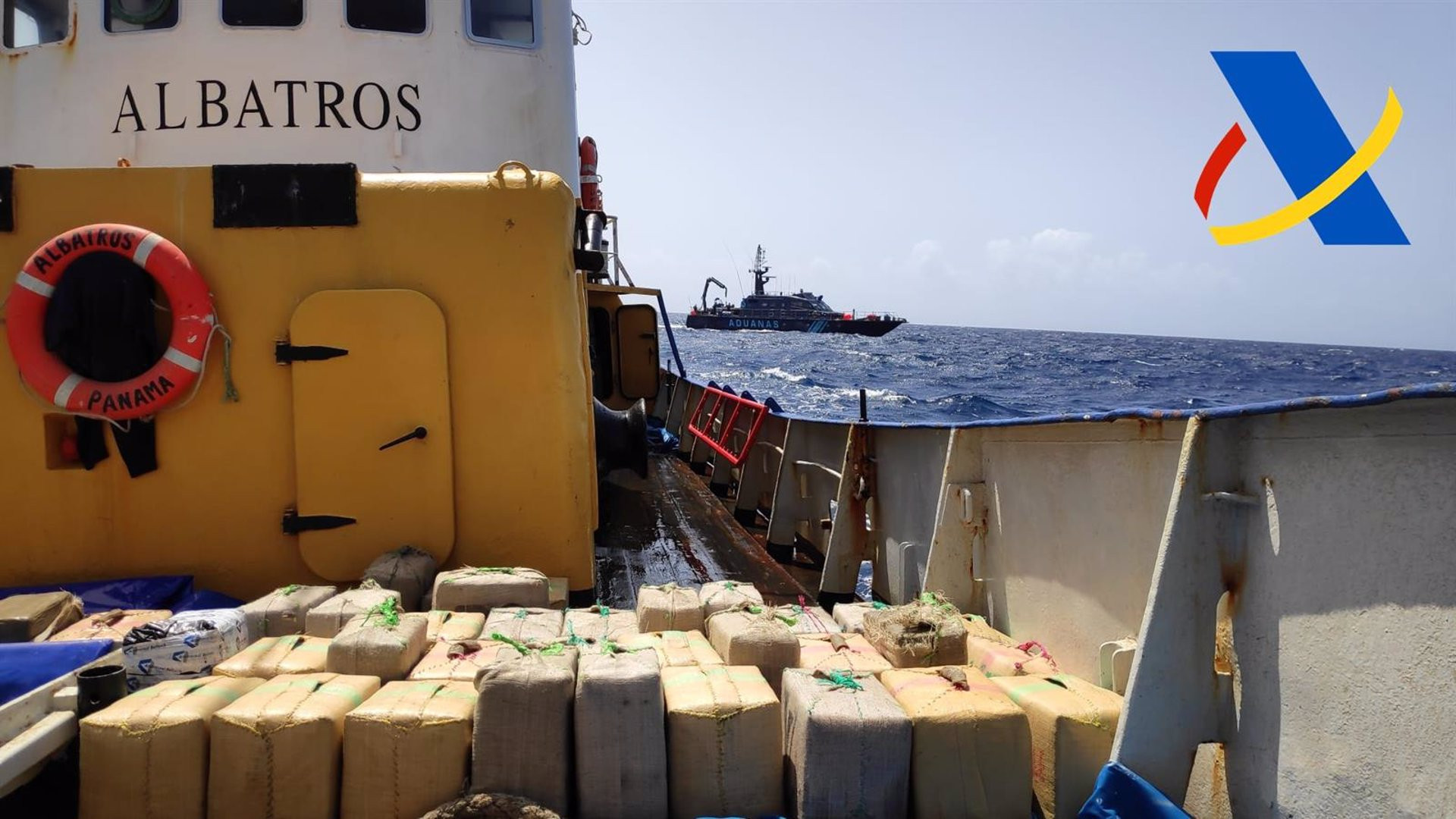 Intervienen 18.985 kilos de hachís en un pesquero con bandera panameña al sur de Canarias