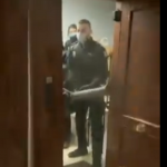 El inquilino detenido tras la 'patada en la puerta' desmiente al Gobierno: no es un piso turístico