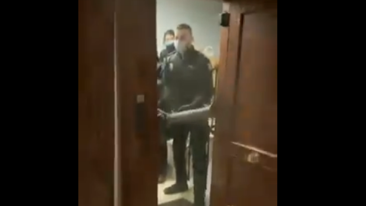 El inquilino detenido tras la 'patada en la puerta' desmiente al Gobierno: no es un piso turístico