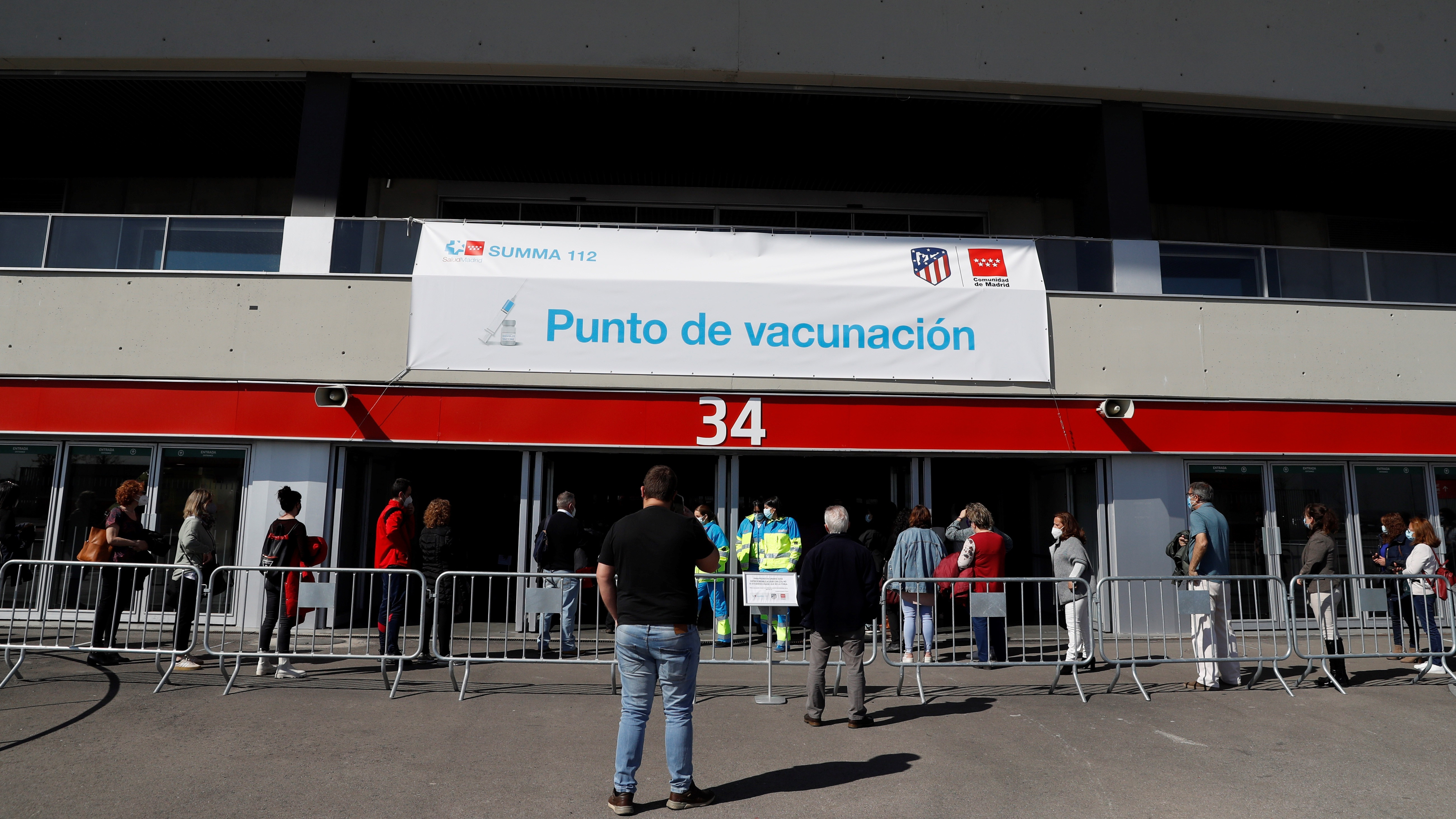 Madrid empieza a vacunar a personas de 60 a 65 años en el Wanda Metropolitano