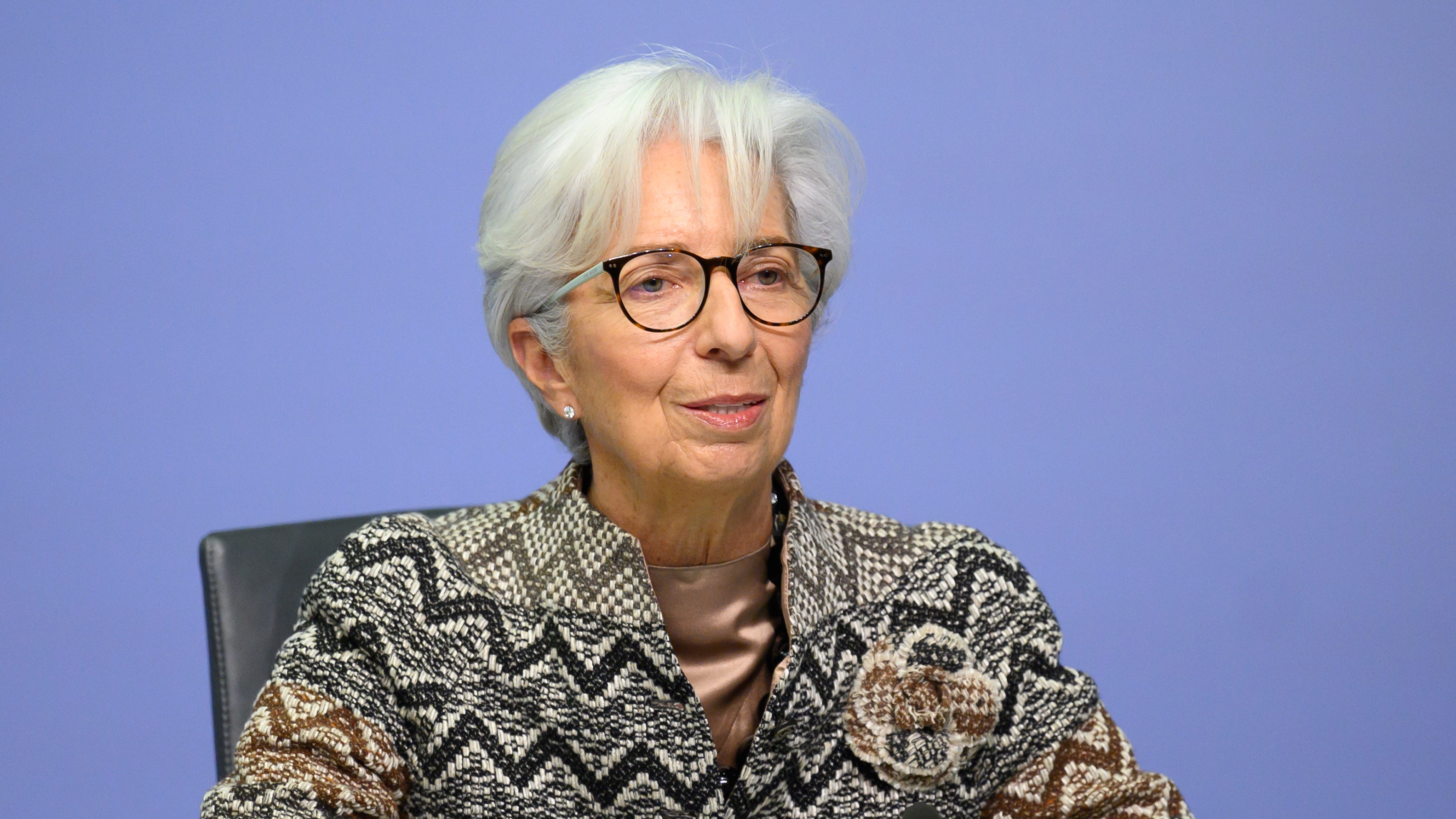 Lagarde advierte de que la inflación será elevada a corto plazo y promete actuar "a su debido momento"