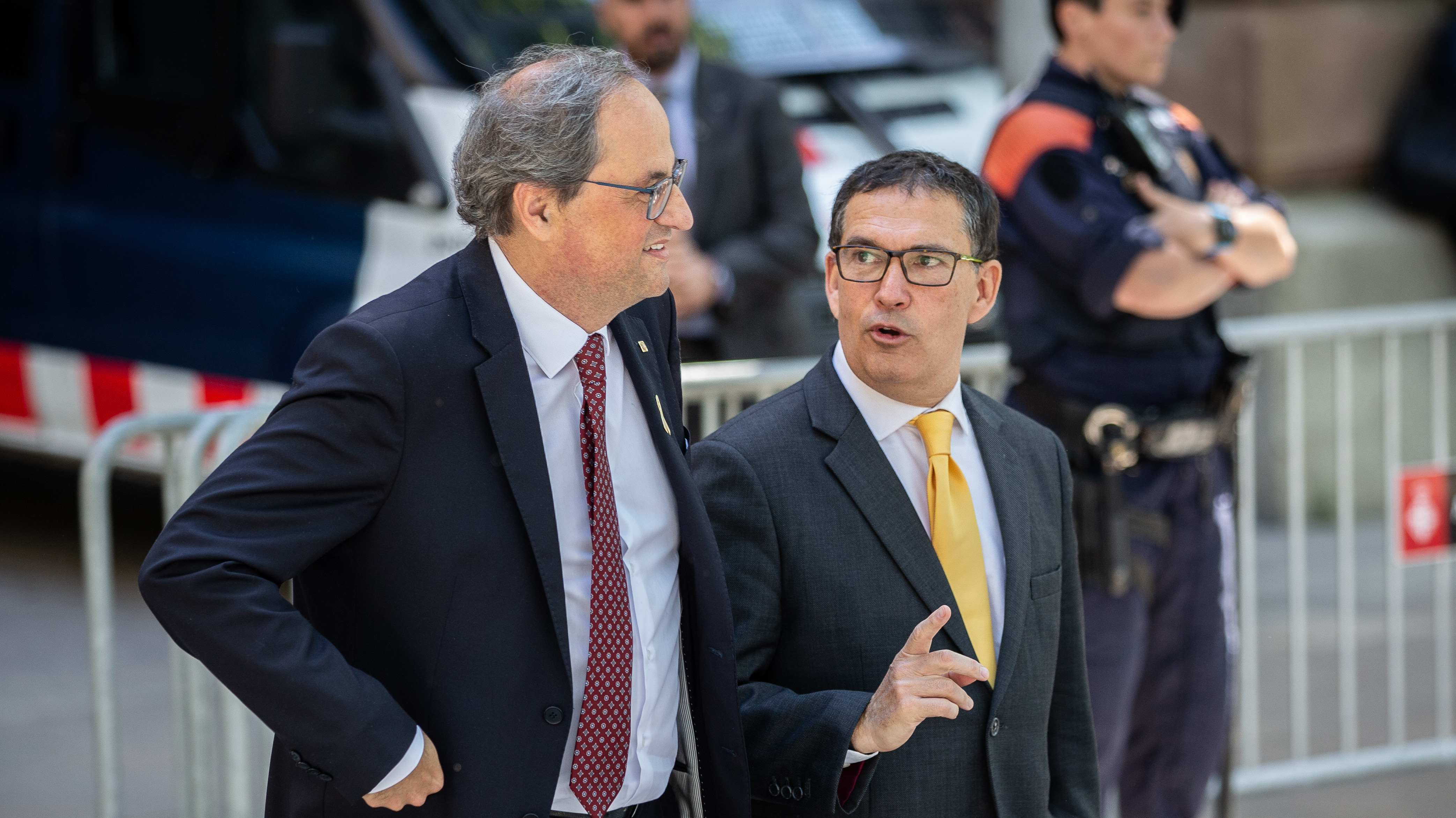 El expresidente de la Generalitat catalana, Quim Torra, sale de declarar del TSJC. A su lado, el abogado Jaume Alonso-Cuevillas