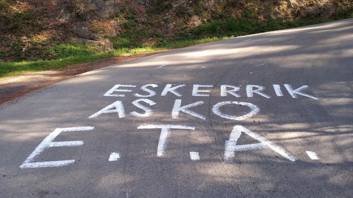 Covite denuncia pintadas a favor de ETA en una de las etapas de la vuelta ciclista en el País Vasco