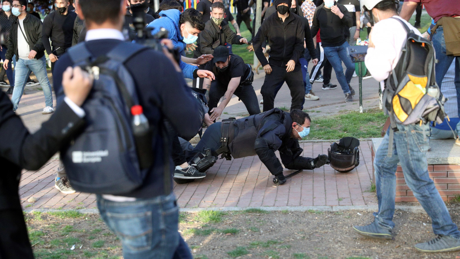 Pedradas, botellazos y gritos de "fascistas": cargas policiales, heridos y detenidos en la protesta violenta por el mitin de Vox Policia-nacional-2-e1617821159286-1568x882