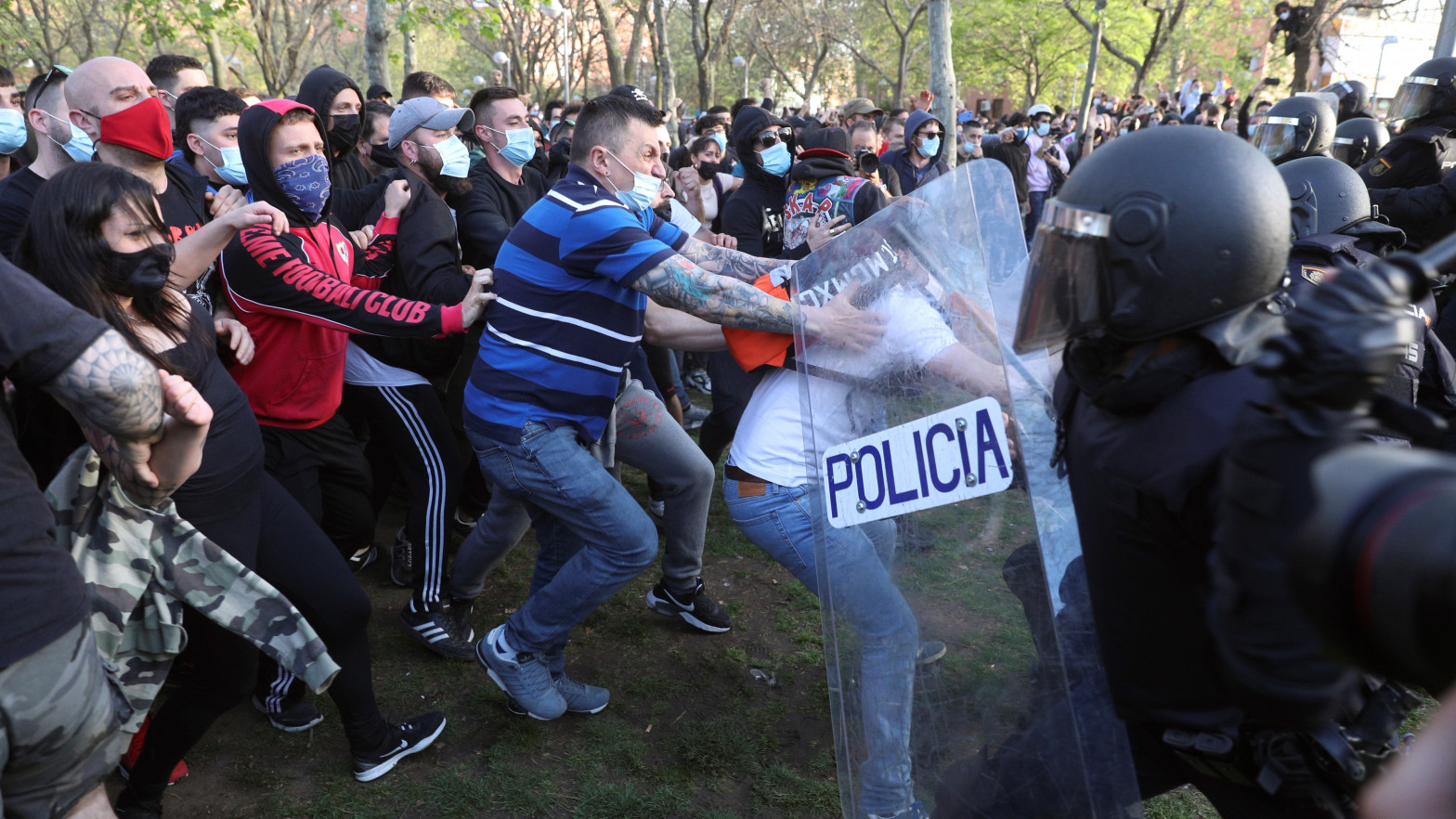 Batalla campal en Vallecas tras un mitin de Vox boicoteado por radicales