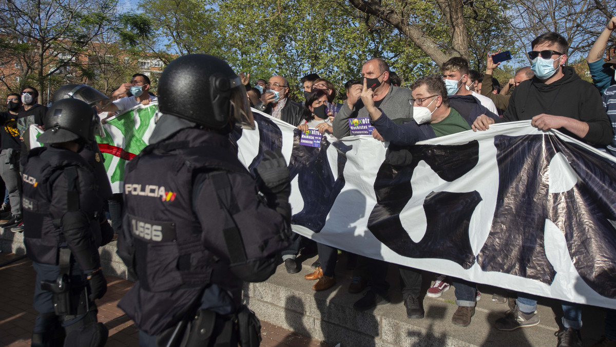 La Policía ha detenido ya a 13 personas por agredir a agentes en los disturbios de Vallecas, algunos bukaneros